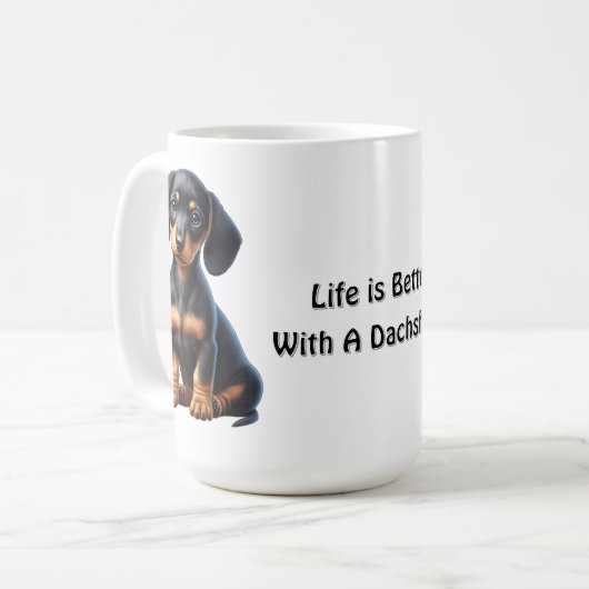 Teckel Puppy Zittend en Kijkend met Onschuldig Koffiemok (Voorkant links)