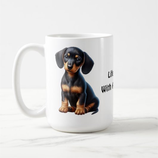 Teckel Puppy Zittend en Kijkend met Onschuldig Koffiemok (Links)