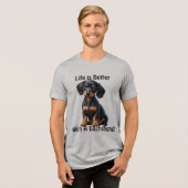 Teckel Puppy Zittend en Kijkend met Onschuldig Tri-Blend Shirt (Voorkant volledig)