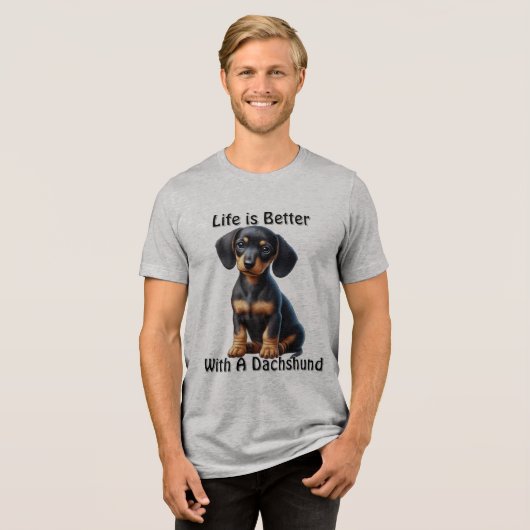 Teckel Puppy Zittend en Kijkend met Onschuldig Tri-Blend Shirt (Voorkant volledig)