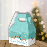 Teckel Wiener Wonderland Kerstcadeau doos Bedankdoosjes<br><div class="desc">Maak je klaar voor een vrolijke *Wiener Wonderland* met deze schattige kerstcadeaubox met teckels! Met een parade van feestelijke worstenhonden uitgedost in hun beste vakantie, is deze doos bijna te schattig om te openen! Perfect voor het wiener hondenliefhebber in je leven, deze doos voegt de poot-perfecte touch van doxie-juichen toe...</div>