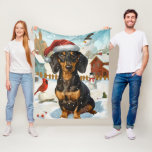 Teckel Winter Wonderland Christmas Joy Fleece Deken<br><div class="desc">Dit feestelijke ontwerp vangt de vrolijke sfeer van het vakantieseizoen, met een schattige pup die een kerstmuts draagt. De hond is genesteld in een winterwonderland, compleet met een sneeuwpop, een versierde kerstboom en prachtig ingepakte cadeaus. Sneeuwvlokken herfsten zachtjes en voegen een magische toets toe aan het tafereel, terwijl de levendige...</div>