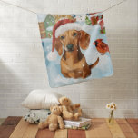 Teckel Winter Wonderland Christmas Joy Inbakerdoek<br><div class="desc">Dit feestelijke ontwerp vangt de vrolijke sfeer van het vakantieseizoen, met een schattige pup die een kerstmuts draagt. De hond is genesteld in een winterwonderland, compleet met een sneeuwpop, een versierde kerstboom en prachtig ingepakte cadeaus. Sneeuwvlokken herfsten zachtjes en voegen een magische toets toe aan het tafereel, terwijl de levendige...</div>