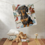 Teckel Winter Wonderland Christmas Joy Inbakerdoek<br><div class="desc">Dit feestelijke ontwerp vangt de vrolijke sfeer van het vakantieseizoen, met een schattige pup die een kerstmuts draagt. De hond is genesteld in een winterwonderland, compleet met een sneeuwpop, een versierde kerstboom en prachtig ingepakte cadeaus. Sneeuwvlokken herfsten zachtjes en voegen een magische toets toe aan het tafereel, terwijl de levendige...</div>