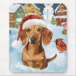 Teckel Winter Wonderland Christmas Joy Muismat<br><div class="desc">Dit feestelijke ontwerp vangt de vrolijke sfeer van het vakantieseizoen, met een schattige pup die een kerstmuts draagt. De hond is genesteld in een winterwonderland, compleet met een sneeuwpop, een versierde kerstboom en prachtig ingepakte cadeaus. Sneeuwvlokken herfsten zachtjes en voegen een magische toets toe aan het tafereel, terwijl de levendige...</div>