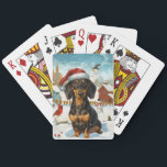 Teckel Winter Wonderland Christmas Joy Pokerkaarten<br><div class="desc">Dit feestelijke ontwerp vangt de vrolijke sfeer van het vakantieseizoen, met een schattige pup die een kerstmuts draagt. De hond is genesteld in een winterwonderland, compleet met een sneeuwpop, een versierde kerstboom en prachtig ingepakte cadeaus. Sneeuwvlokken herfsten zachtjes en voegen een magische toets toe aan het tafereel, terwijl de levendige...</div>