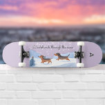 Teckels door de sneeuw monogrammed kerst persoonlijk skateboard<br><div class="desc">Dit leuke skateboard heeft twee levendige teckels die vrolijk door de wintersneeuw rennen. Het onderschrift boven hen is een feestelijke woordspeling, 'Teckels door de sneeuw'. Het leuke afbeelding is in een waterverf stijl, met de rest van het bord een pastel lila kleur. Personaliseer het bord met een monogram initiaal, dat...</div>