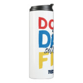 Ted Lasso | Don't You Dare Settle For Fine Thermosbeker (Gedraaid links)