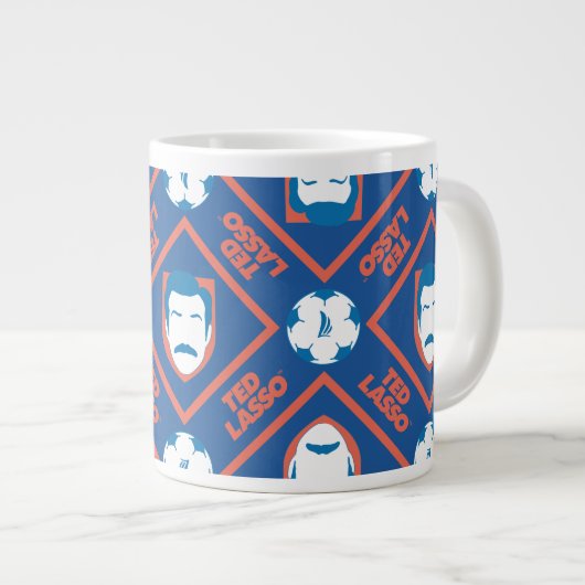Ted Lasso | Face en Ball Diamond Pattern Grote Koffiekop (Voorkant rechts)