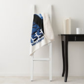 Ted Lasso | Fotoportret Lasso Grafisch Sherpa Deken (In situ)