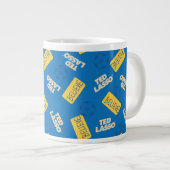 Ted Lasso | Geloof Sign and Ball Toss Pattern Grote Koffiekop (Voorkant rechts)