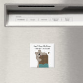 Teddibeer knabbelend aan chocolade magneet (Insitu (Vaatwasser))