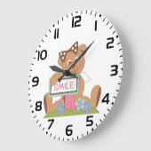 Teddibeer met strik die een bord met een glimlach  grote klok (Hoek)