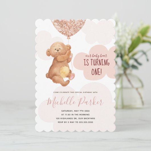 Teddy Bear Cub Pink Clouds 1e verjaardag Uitnodigi Kaart (Staand voorkant)