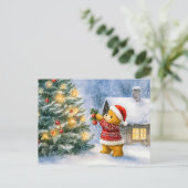 Teddy Bear Decorating a Christmas Tree in snowing  Briefkaart (Staand voorkant)