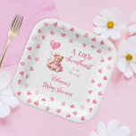 Teddy Bear Een Kleine Liefje Meisje Baby shower Papieren Bordje<br><div class="desc">Schattigee teddybeer-thema en roze waterverf harten "Een Kleine Liefje Is Op De Weg" meisje baby shower ontwerp.</div>