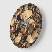 Teddy Bear en een grote stapel bladeren Grote Klok (Hoek)