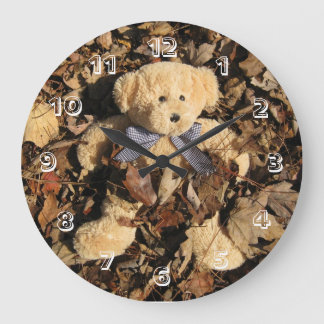 Teddy Bear en een grote stapel bladeren Klok