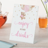 Teddy Bear geniet van een paar Drinken balk Reclamebord Met Voetstuk (Insitu)