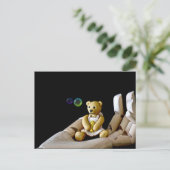 Teddy Bear in Hand die Bubbles ziet Briefkaart (Staand voorkant)