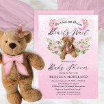 Teddy Bear kan wachten op het Baby shower van een  Kaart<br><div class="desc">Oh de opwinding! Het wordt een meisje, en we weten dat je "Bearly Wait" kunt! Het ontwerp van deze zoete teddybeer is voorzien van een schattige kleine teddybeer met een roze boog omgeven door roze rozen en groene grijze. Een schattige kleine roze vlinder zit op haar hoofd en een paar...</div>