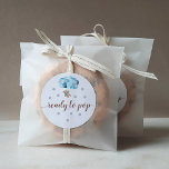 Teddy Bear Ready to Pop Favor Ronde Sticker<br><div class="desc">Teddy Bear Ready to Pop Favor Sticker with modern kalligrafie for Baby shower. Het ontwerp kenmerkt een moderne lay-out van de stijlmanuscripttekst. Als u geavanceerde wijzigingen wilt aanbrengen,  selecteert u "Klik om verder aan te passen" onder Deze sjabloon personaliseren.</div>