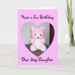 Teddy Bear Step Daughter Birthday Kaart<br><div class="desc">Wenskaart teddy draagt een stapsgewijze verjaardagskaart die u kunt aanpassen met elke tekst van uw keuze. Als u hulp nodig hebt bij het aanpassen,  kunt u contact met ons opnemen via de link op deze pagina. Teddy beer step-dochter verjaardagskaart</div>