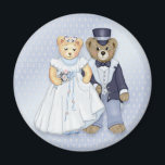 Teddy Bear Wedding - Aanpassen Magneet<br><div class="desc">Schattige bruid en groom teddyberen. Dit knappe stel is gekleed in hun huwelijksfinerie. Hij in zijn tuxedo en tophoed en ze is in haar trouwjurk en sluier. Ze houdt een bloemetje vast. Pas namen en trouwdatum aan waar nodig.</div>