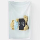 Teddy beer draag gezichtsmasker met handhanden spandoek (Verticaal)