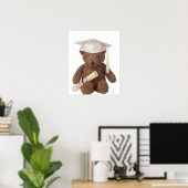 Teddy beer draagt een mortierbord met krayon poster (Thuiskantoor)