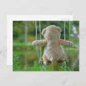 Teddy beertje dat op een schommel zit in de natuur briefkaart (Voorkant / Achterkant)