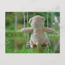 Teddy beertje dat op een schommel zit in de natuur briefkaart