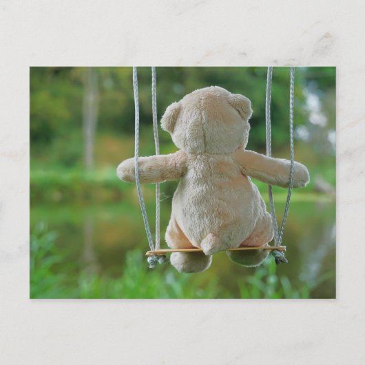 Teddy beertje dat op een schommel zit in de natuur briefkaart (Voorkant)
