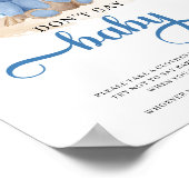 Teddy beveert blauwe bloemen die niet zeggen: baby poster (Hoek)