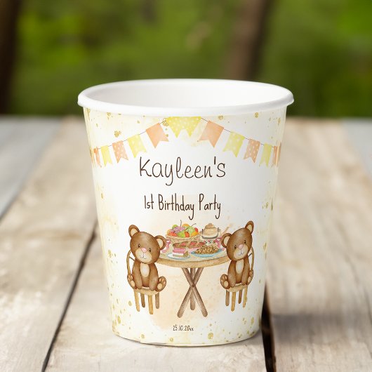 Teddy draagt een picknick-feest papieren bekers