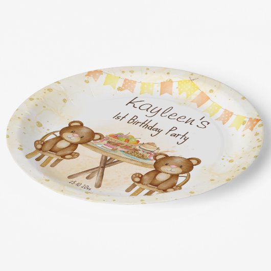 Teddy draagt een picknick-feest papieren bordje (Gekanteld)