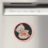 Teddy draagt een slopende schoonheid met een dunne magneet (Insitu (Vaatwasser))