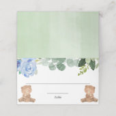 Teddy draagt een tweelingblauwe groene bloem plaatskaartje (Buitenkant ongevouwen)