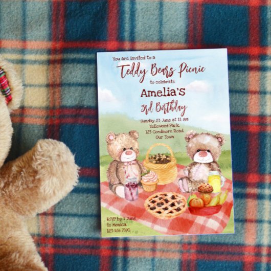 Teddy draagt picknick op verjaardagsfeest kaart