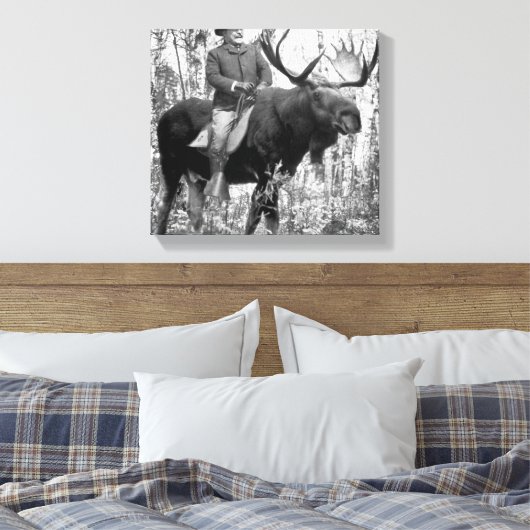Teddy Roosevelt Riding Bull Moose Canvas Afdruk (Insitu (Slaapkamer))