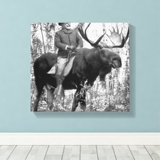 Teddy Roosevelt Riding Bull Moose Canvas Afdruk (Insitu (Houten vloer))