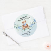 teddybeenblauw met rode eucalyptusvleugel ronde sticker (Envelop)