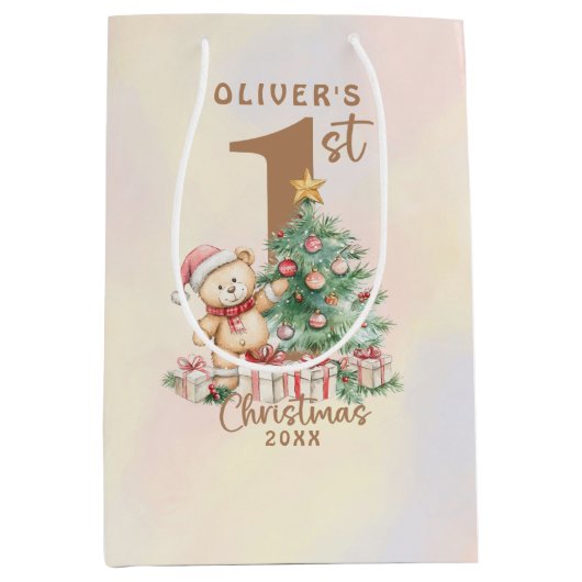 Teddybeer 1e kerst met boom en geschenken medium cadeauzakje (Voorkant)