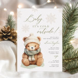 Teddybeer Baby is koud buiten Baby shower Kaart<br><div class="desc">Dit ontwerp heeft een schattige kleine teddybeer en subtiele sneeuwvlokken. Kleurenpalet: saliegroen,  beige en ivoor. Deze "Baby it's Cold Outside" thema baby shower uitnodiging is ideaal voor de winter.</div>