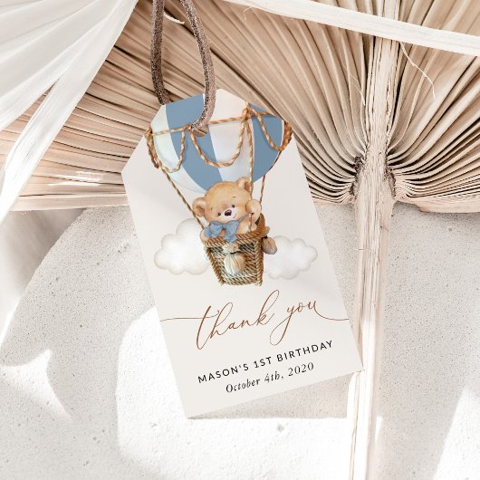 Teddybeer, blauwe heteluchtballon, eerste verjaard cadeaulabel