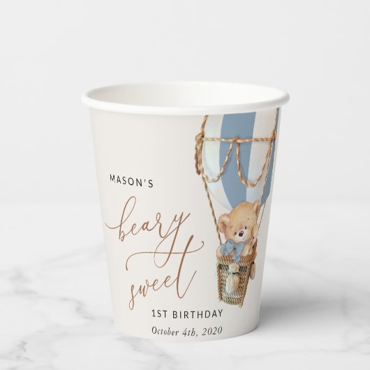 Teddybeer, blauwe heteluchtballon, eerste verjaard papieren bekers (Achterkant)