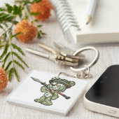 Teddybeer die een militaire helm draagt en een sleutelhanger (Voorkant Rechts)