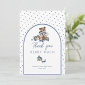 Teddybeer Dusty Blue Berry Zoet Baby shower Bedankkaart (Staand voorkant)