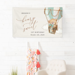 Teddybeer, groene ballon, eerste verjaardag welkom spandoek