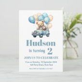 Teddybeer in een auto verjaardagsfeestje uitnodigi kaart (Staand voorkant)